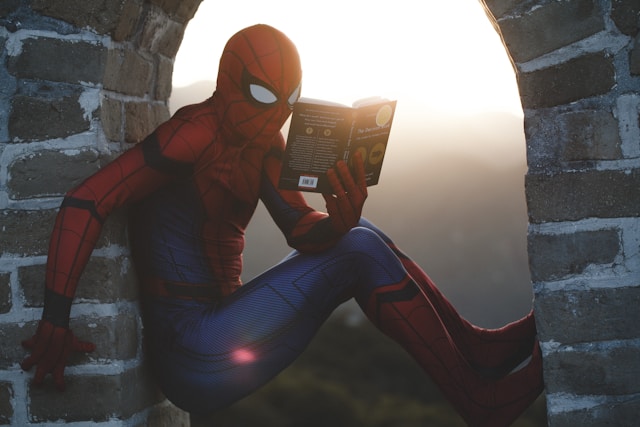 Spiderman leyendo un libro.